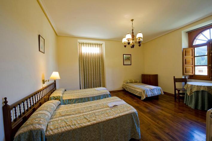 Hotel Restaurante La Casilla Cangas De Narcea Rom bilde