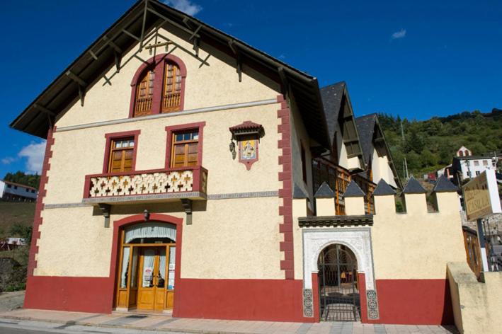 Hotel Restaurante La Casilla Cangas De Narcea Eksteriør bilde