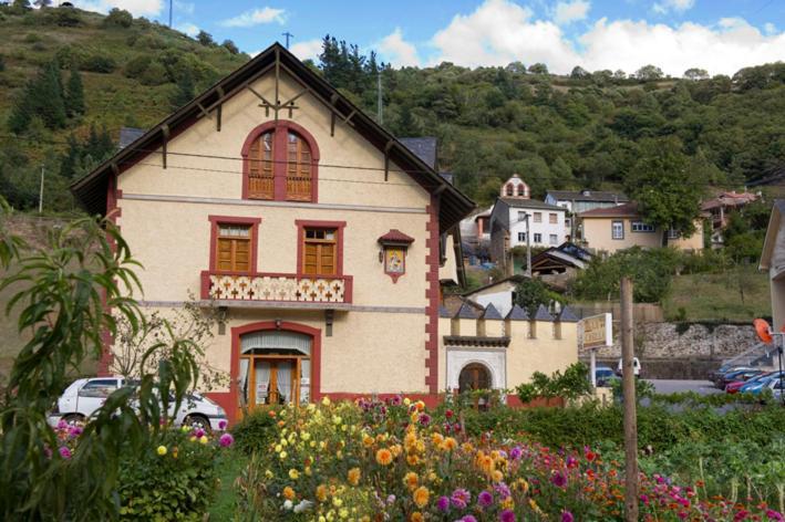 Hotel Restaurante La Casilla Cangas De Narcea Eksteriør bilde